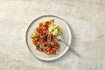 Pasta met schnitzel en tomaat