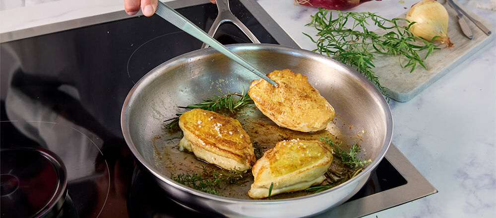 sappige kipfilet in de pan