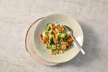 Oosterse scampiwok met groenten en citroengras