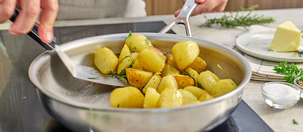 aardappelen bakken in rvs koekenpan
