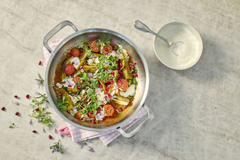 Aubergine-tomatenschotel met yoghurtsaus