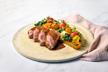 Gebakken eendenborst met puree, ingelegde kerstomaatjes, pompoen en spinazie