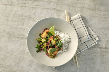 Gekarameliseerde scampi wokgerecht