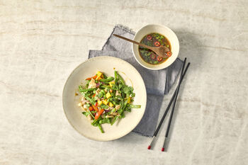 Tropische kipwok met mango en groene boontjes