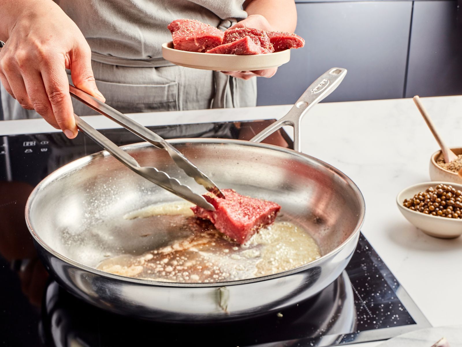 Vetstof die wordt verhit in een pan