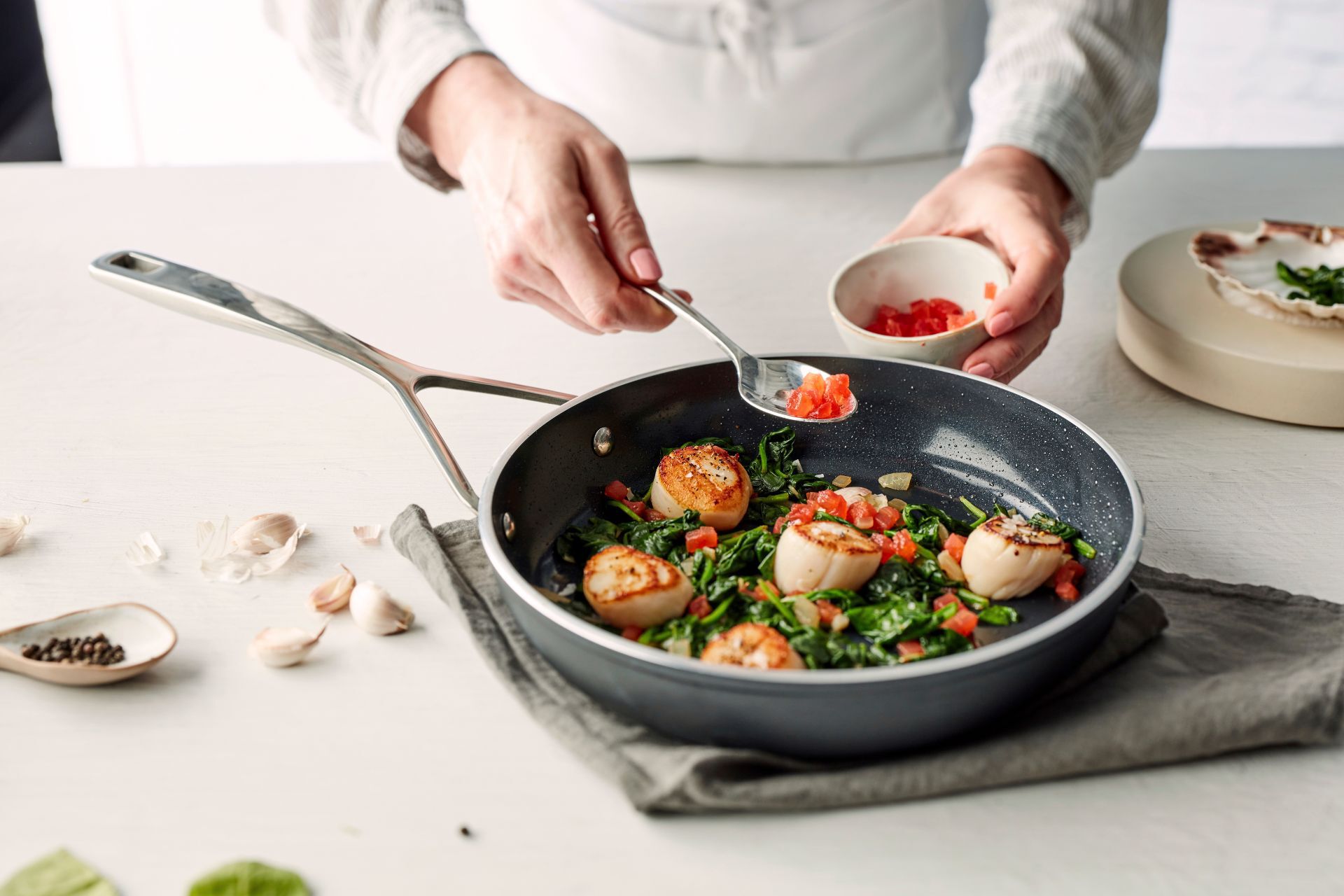 Ingrediënten met voldoende tussenruimte in de pan