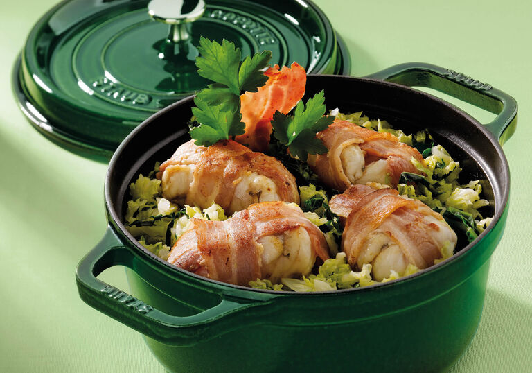Cocotte de lotte en croûte de lard à l’embeurrée de chou vert, recette