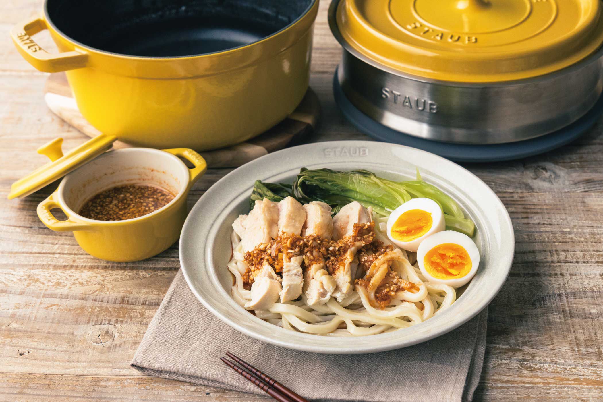 ストウブの蒸し器で作る！ 蒸し鶏と青梗菜の韓国ダレ | ツヴィリング