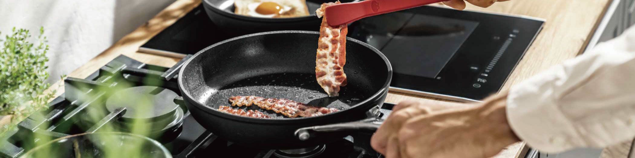 フライパンの寿命はどのくらい？買い替えの目安や長持ちさせるポイント