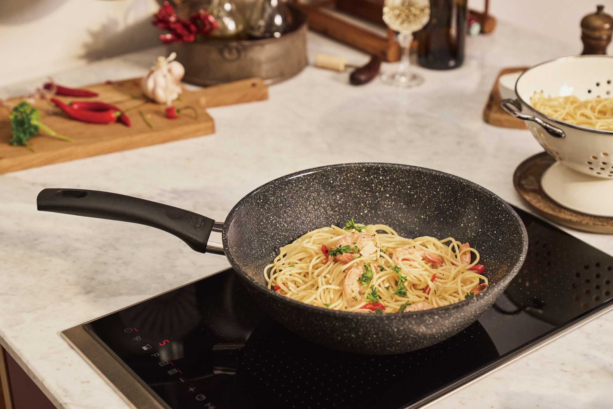 フライパンの寿命はどのくらい？買い替えの目安や長持ちさせるポイント