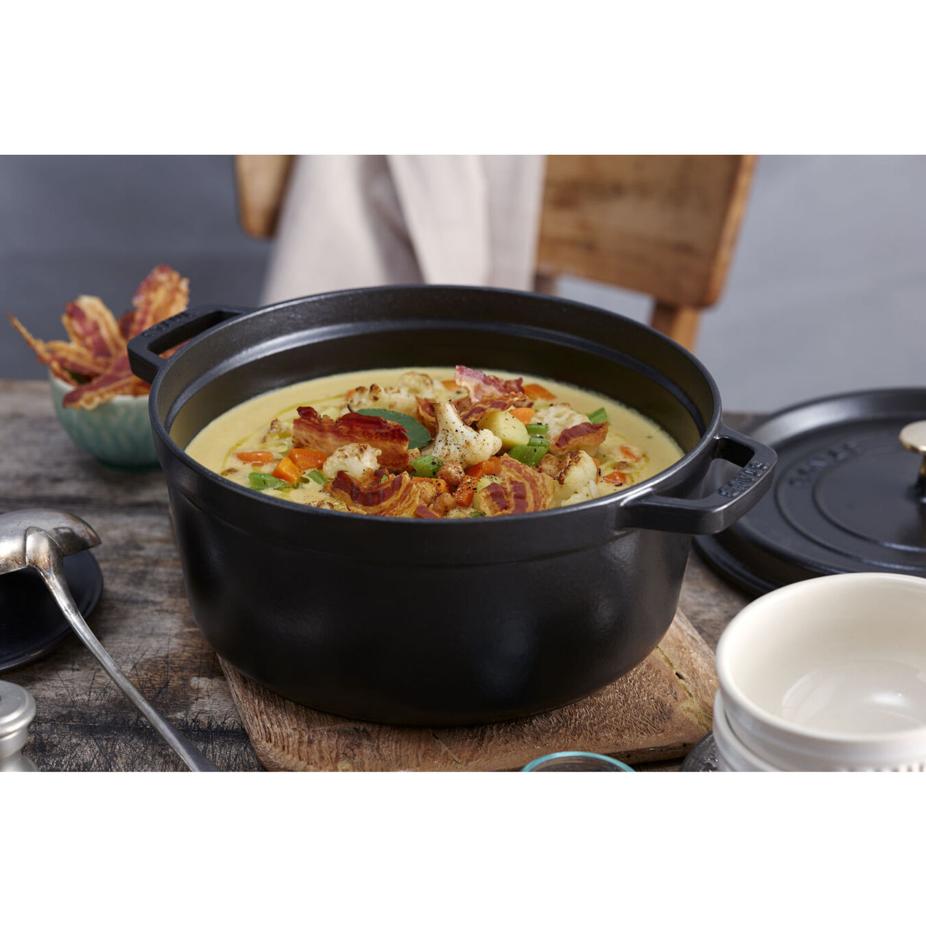 6.75 l cast iron round Cocotte, black - Visual Imperfections,,large 6