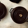 La Cocotte, Gryta 26 cm / 5,25 l, Rund, Choklad, Gjutj&auml;rn, small 2
