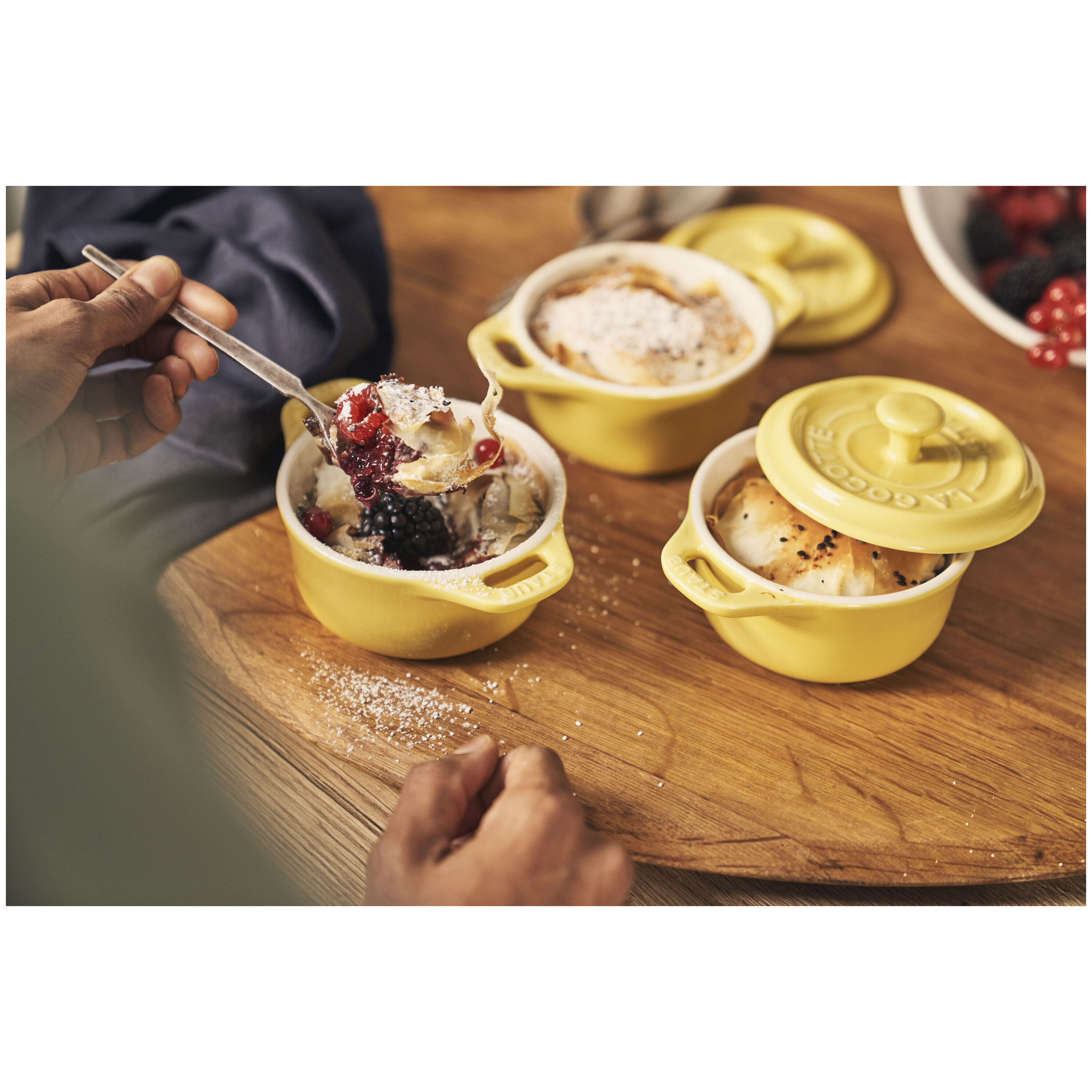 Staub Ceramic Round Cocotte - Thumbnail 5
