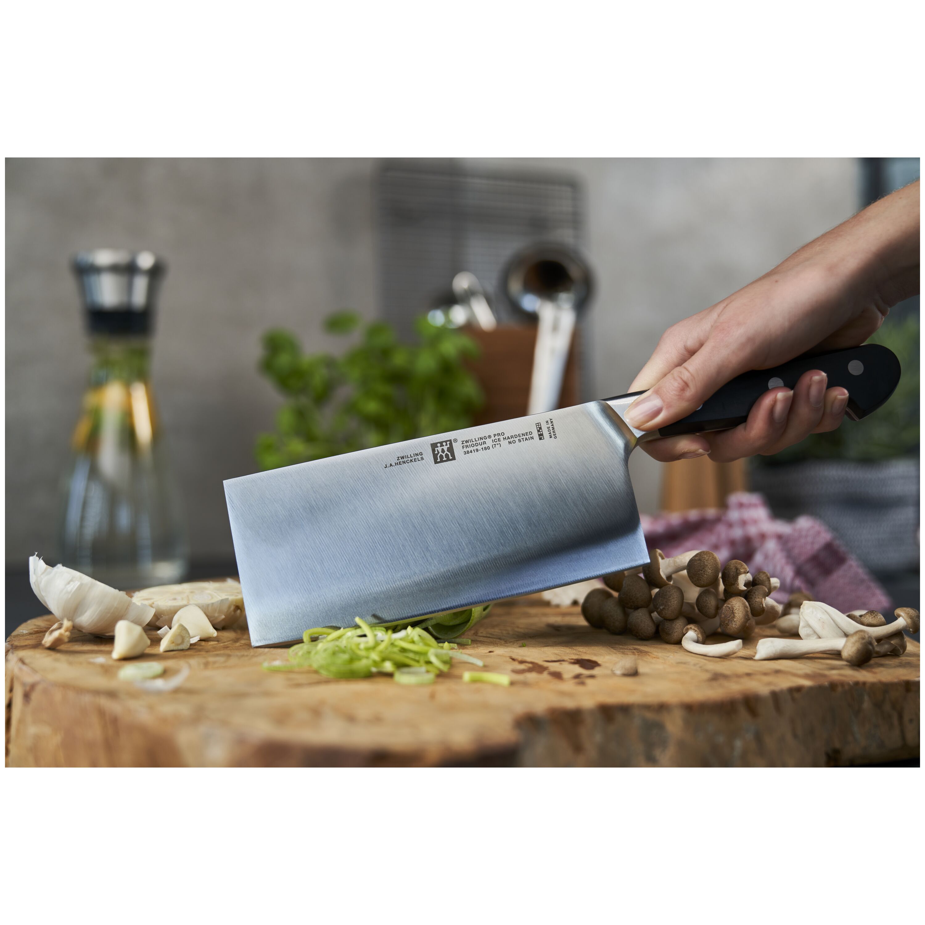 ZWILLING Pro 7-inch Chinese Chef's Knife/Vegetable Cleaver - Thumbnail 5
