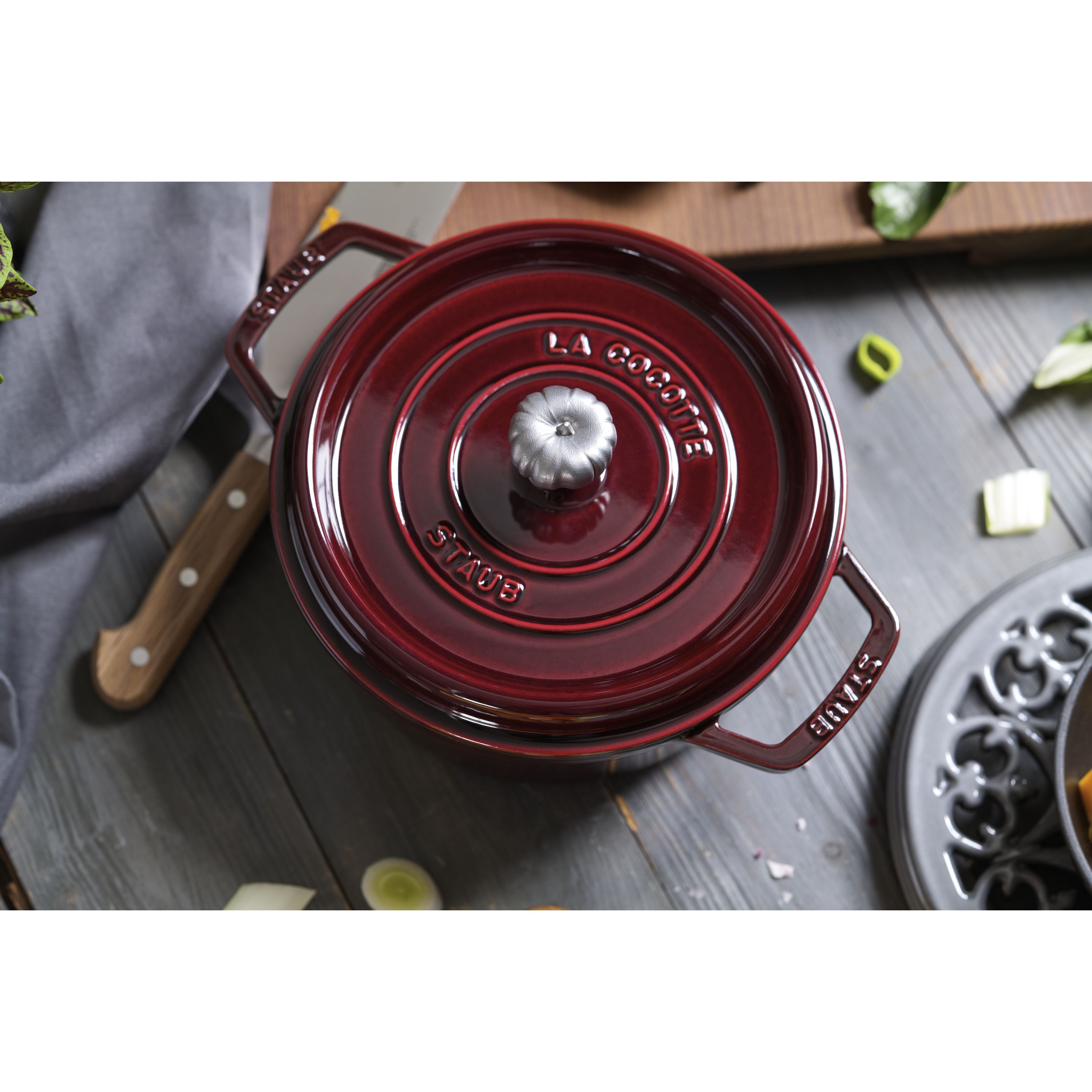 24 cm round Cast iron Cocotte grenadine-red
