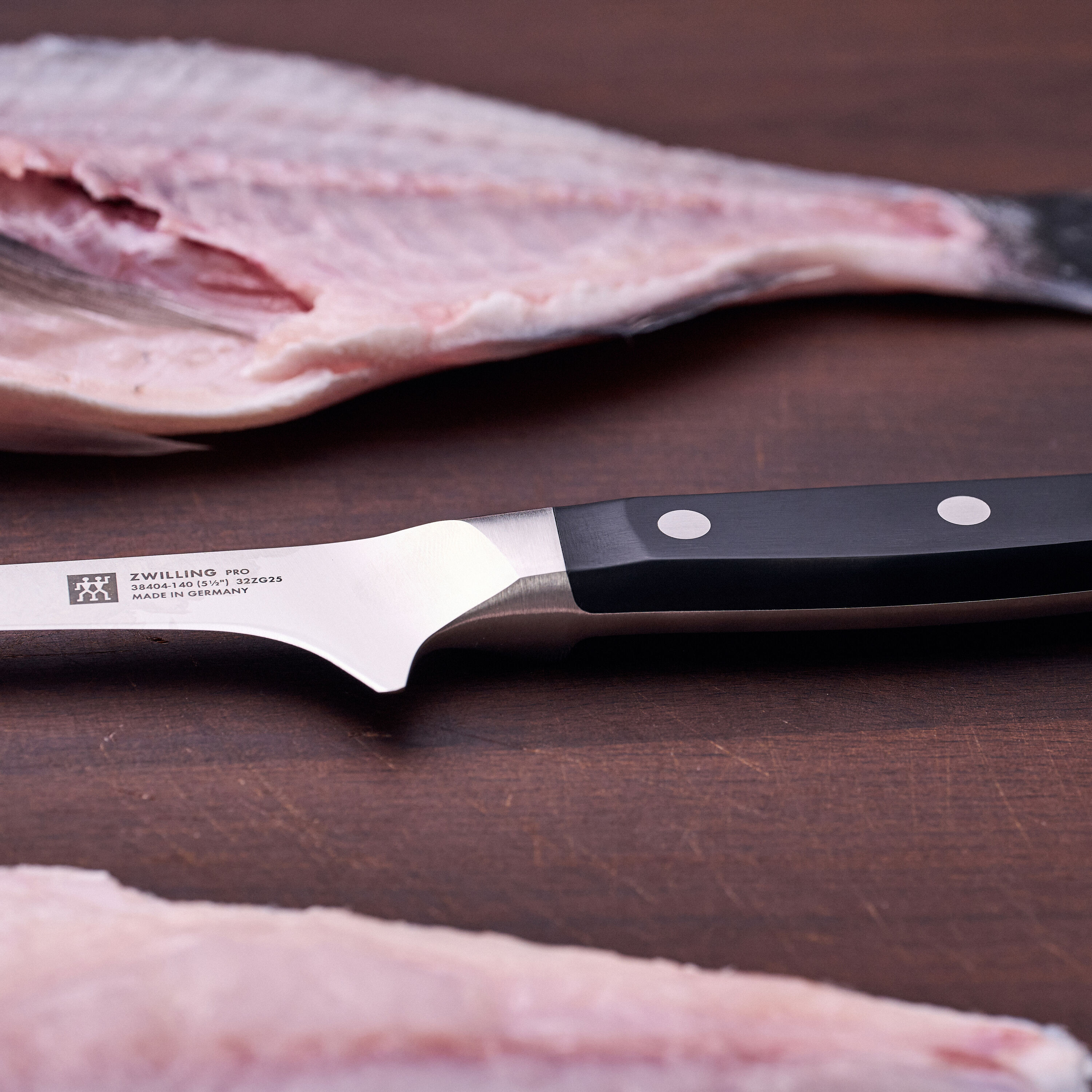 Thumbnail - ZWILLING Pro Ausbeinmesser 14 cm