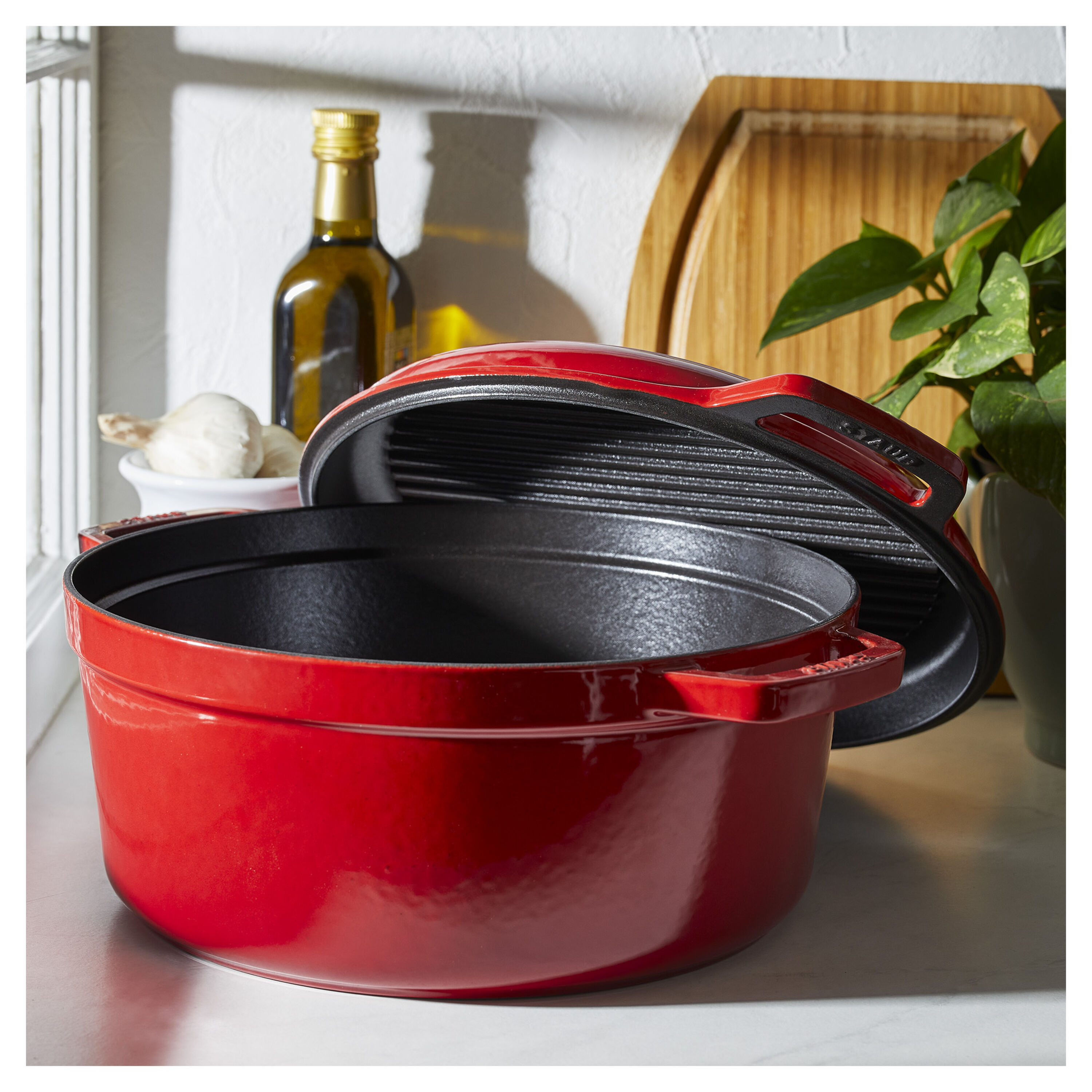 Sauteuse Braisers par Staub de 11 po en fonte noir avec couvercle 1004756