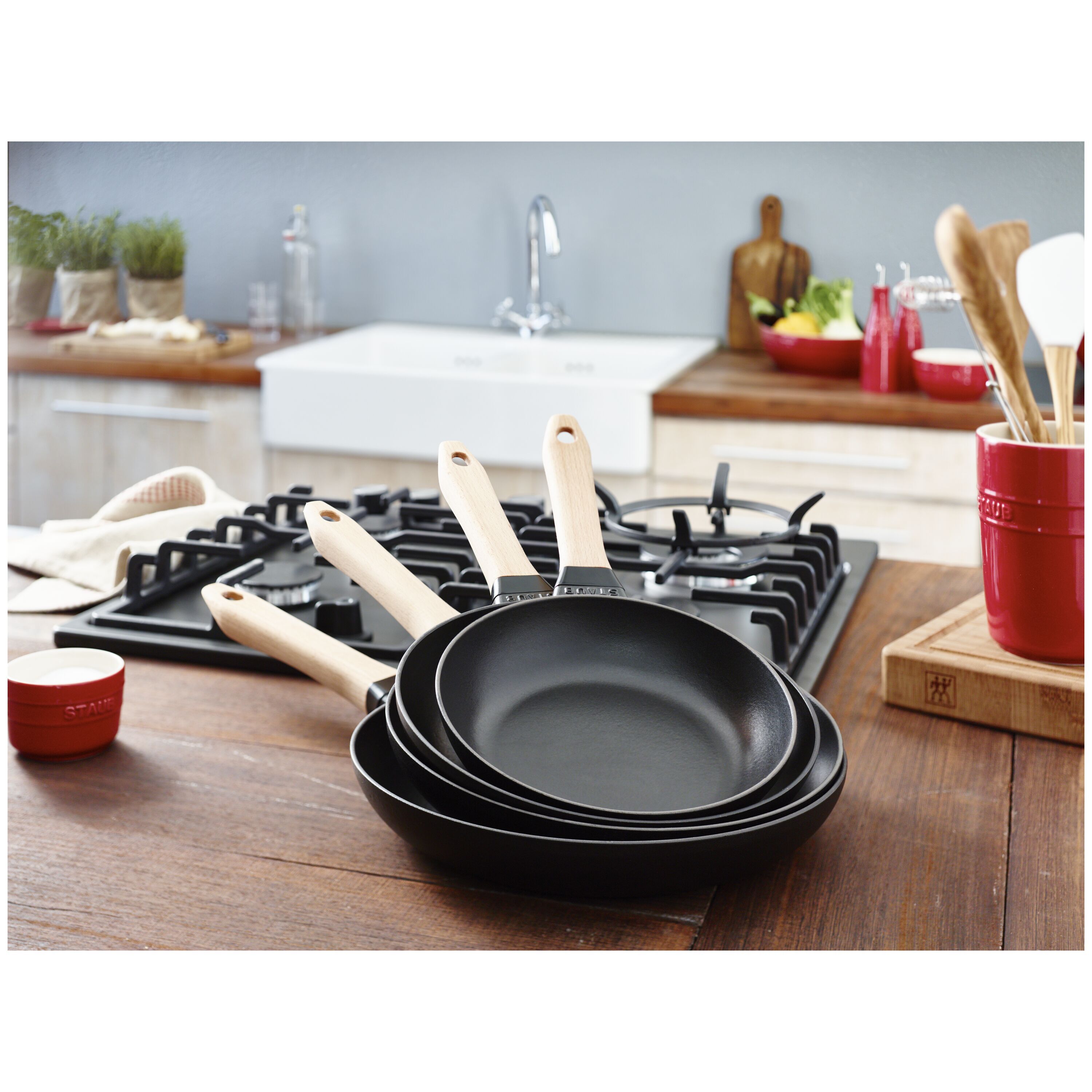 STAUB LUXE ギフトセット Grand BK 20cm 23cm Staub LA COCOTTE Kızartma Tavası Ahşap Tutacaklı satın al | Zwilling
