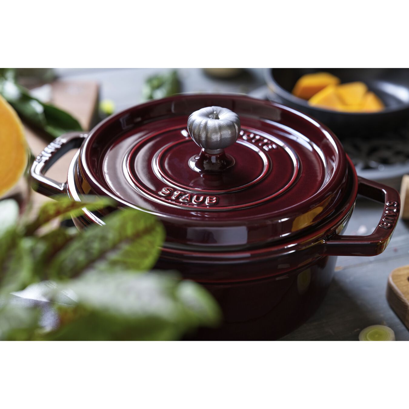 3.8 l cast iron round Cocotte, grenadine-red - Visual Imperfections,,large 4