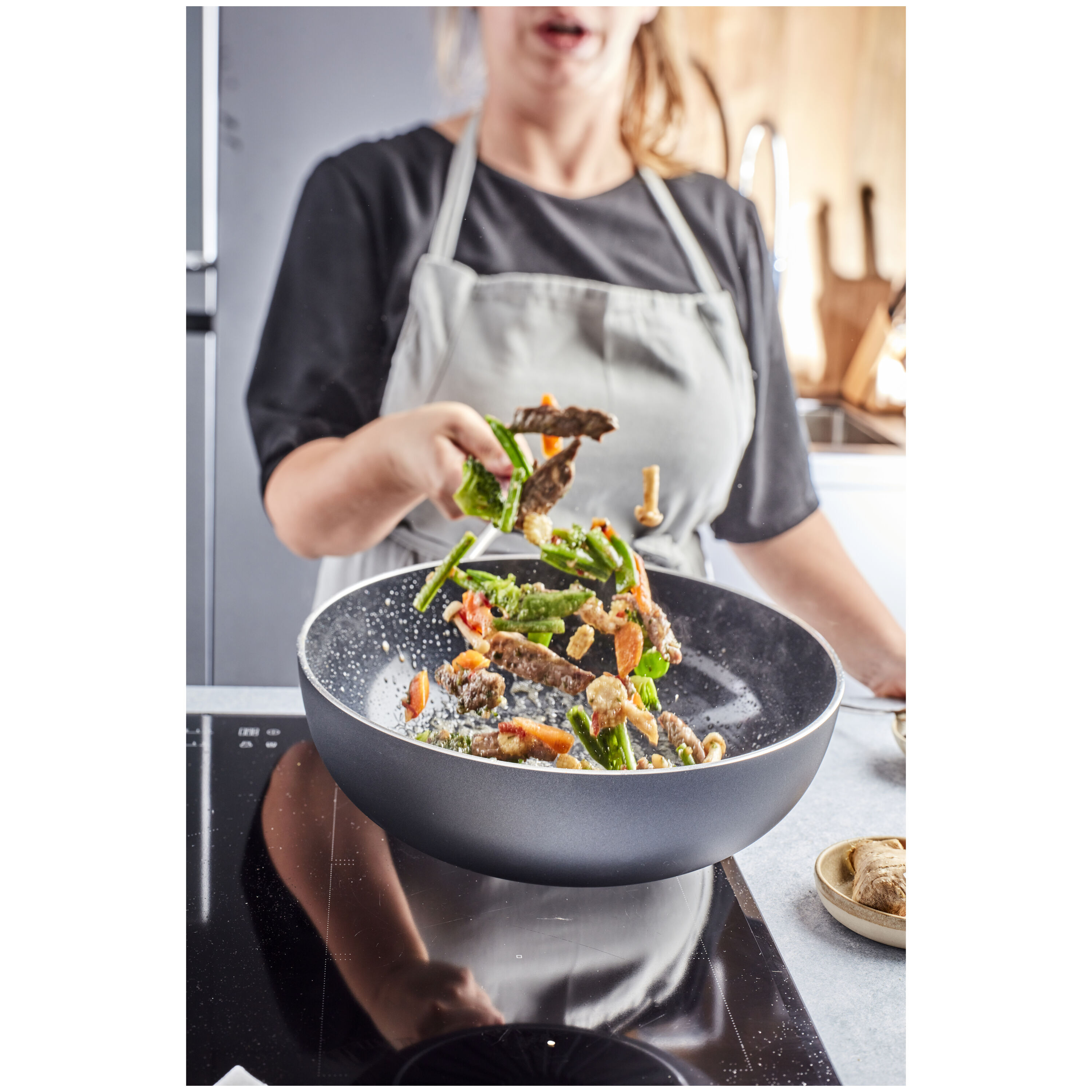 Demeyere Alu Plus 3 Ceramic Wok vlakke bodem Ceraforce 28 cm - Alu Plus 3 Ceramic - Demeyere