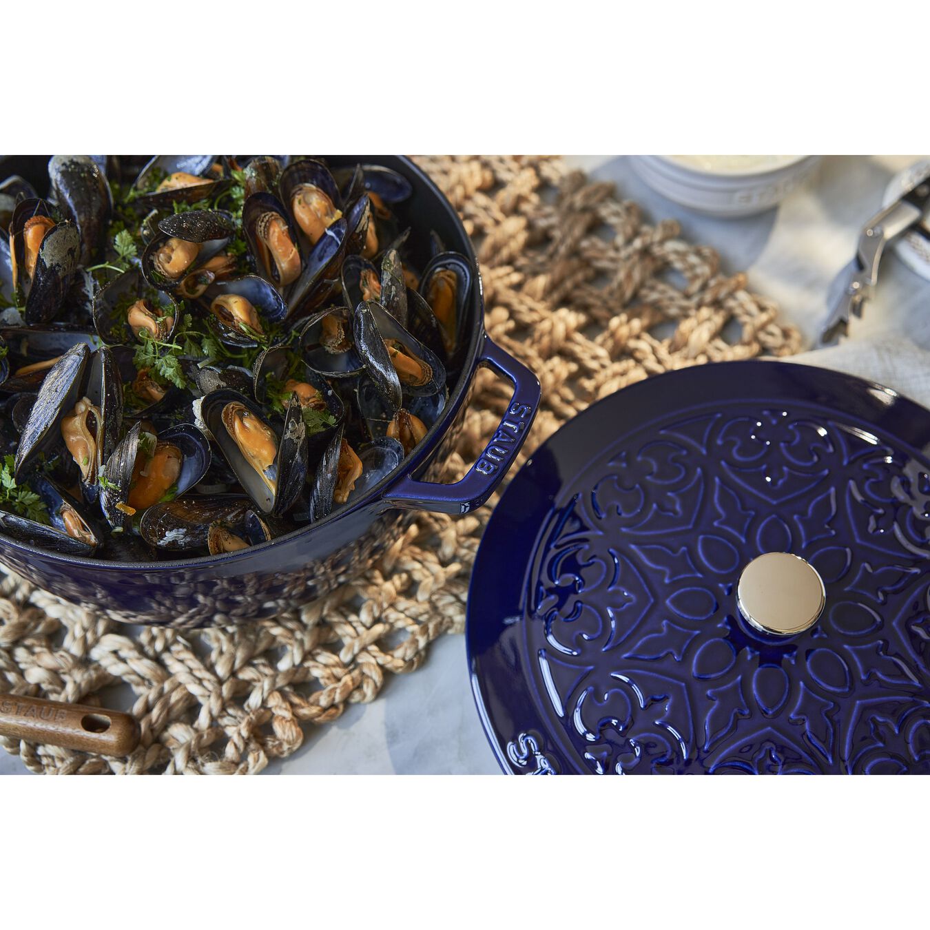 3.6 l cast iron round French Oven, lily decal, dark-blue - Visual Imperfections,,large 9