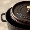 La Cocotte, Gryta 26 cm / 5,25 l, Rund, Choklad, Gjutj&auml;rn, small 3