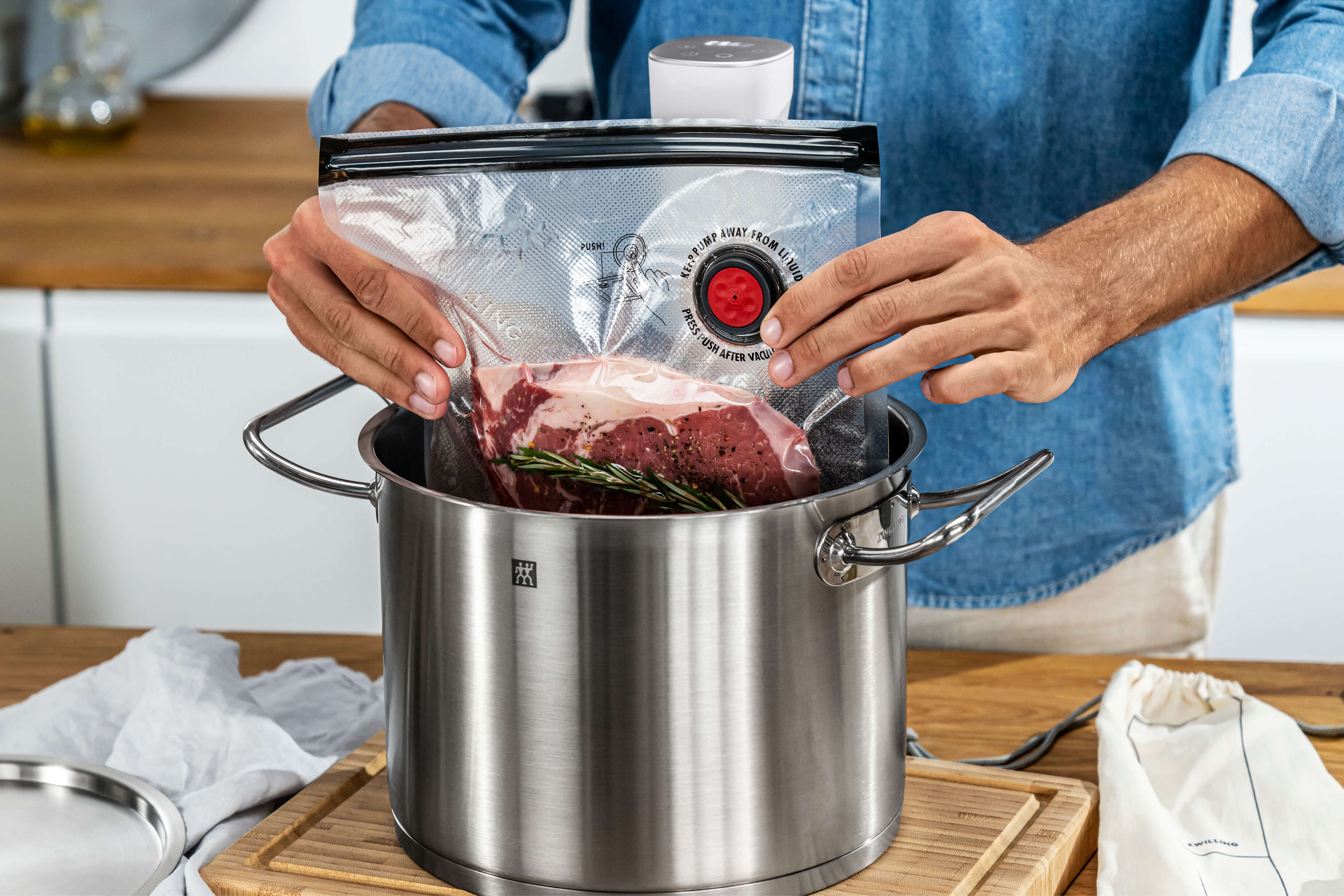 ZWILLING SOUS-VIDE-STICK 低温調理器 Buy ZWILLING Fresh & Save Vacuum starter set sous-vide | ZWILLING.COM