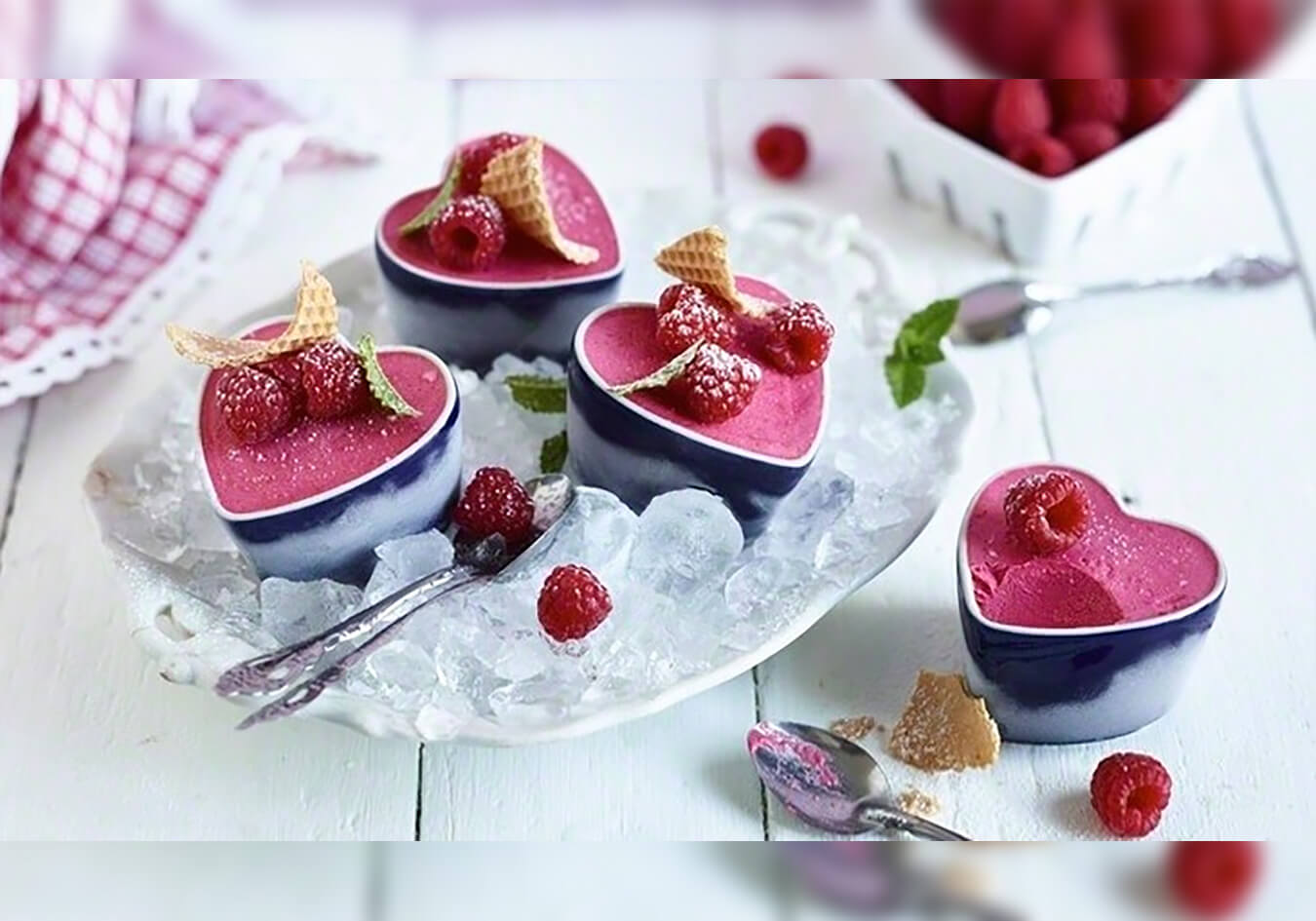 Raspberry yogurt parfait