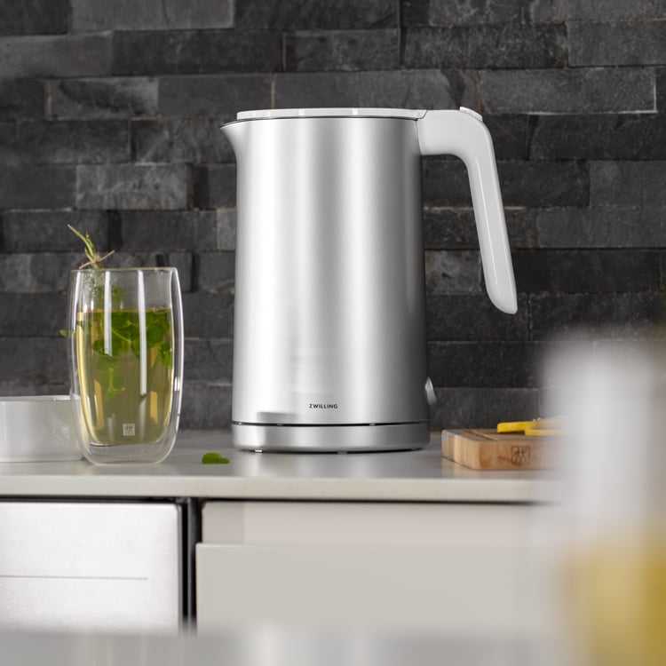 https://www.zwilling.com/on/demandware.static/-/Sites-zwilling-ca-Library/default/dw24de2d17/images/product-content/masonry-content/zwilling/electrics/enfinigy/masonry_3grid_rezepte_kettle_750x750.jpg