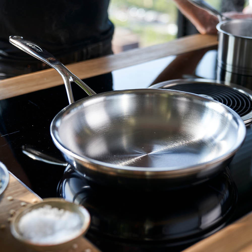 https://www.zwilling.com/on/demandware.static/-/Sites-zwilling-ca-Library/default/dwae2e3640/images/product-content/masonry-content/demeyere/cookware/proline/40850-937-0_Lifestyle_Image_Product_OS_750x750_1.jpg
