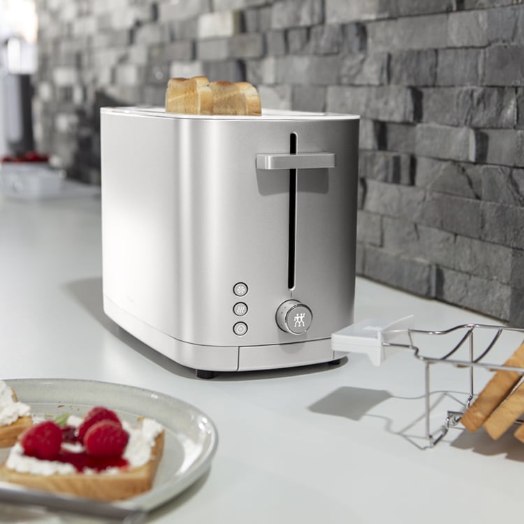 https://www.zwilling.com/on/demandware.static/-/Sites-zwilling-ca-Library/default/dwbcac1eb6/images/product-content/masonry-content/zwilling/electrics/enfinigy/masonry_3grid_rezepte_toaster_750x750.jpg
