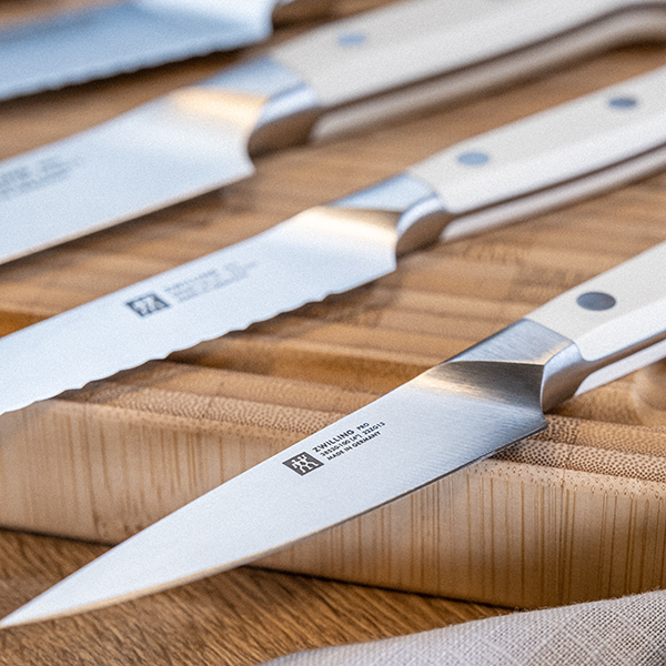 https://www.zwilling.com/on/demandware.static/-/Sites-zwilling-ca-Library/default/dwe0311603/images/product-content/masonry-content/zwilling/cutlery/pro-le-blanc/pdp-masonry-content-zwilling-pro-le-blanc-outer-content-1_1_600x600.jpg