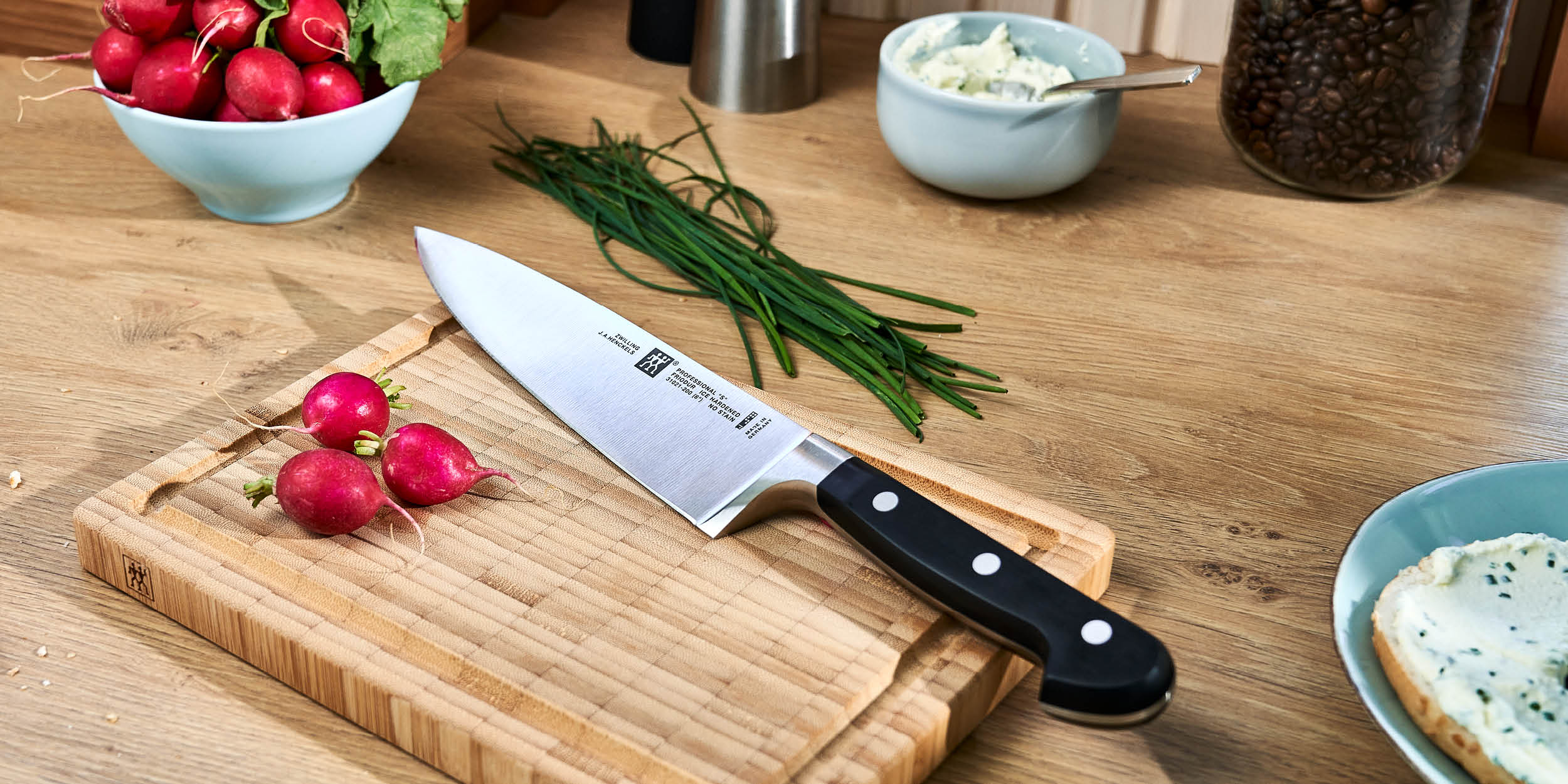 https://www.zwilling.com/on/demandware.static/-/Sites-zwilling-ca-Library/default/dwf86b2e31/images/product-content/masonry-content/zwilling/cutlery/professional-s/31021-201-0_Lifestyle_Image_Series_OS_1200x600.jpg