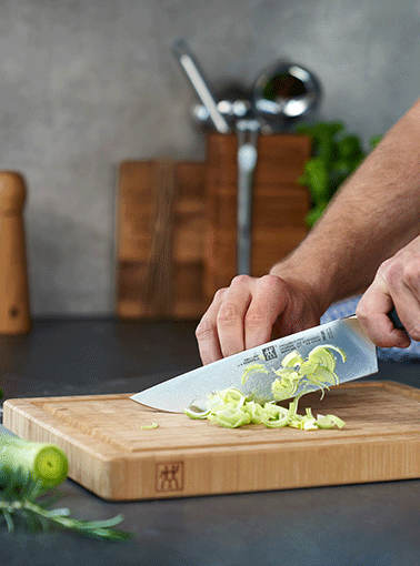 https://www.zwilling.com/on/demandware.static/-/Sites-zwilling-de-Library/default/dw68c9ff84/images/product-content/triple-module-ps-copy-and-image/zwilling/knives/four%20star/triple-module-zwilling-knives-cutting-techniques-378x510.jpg