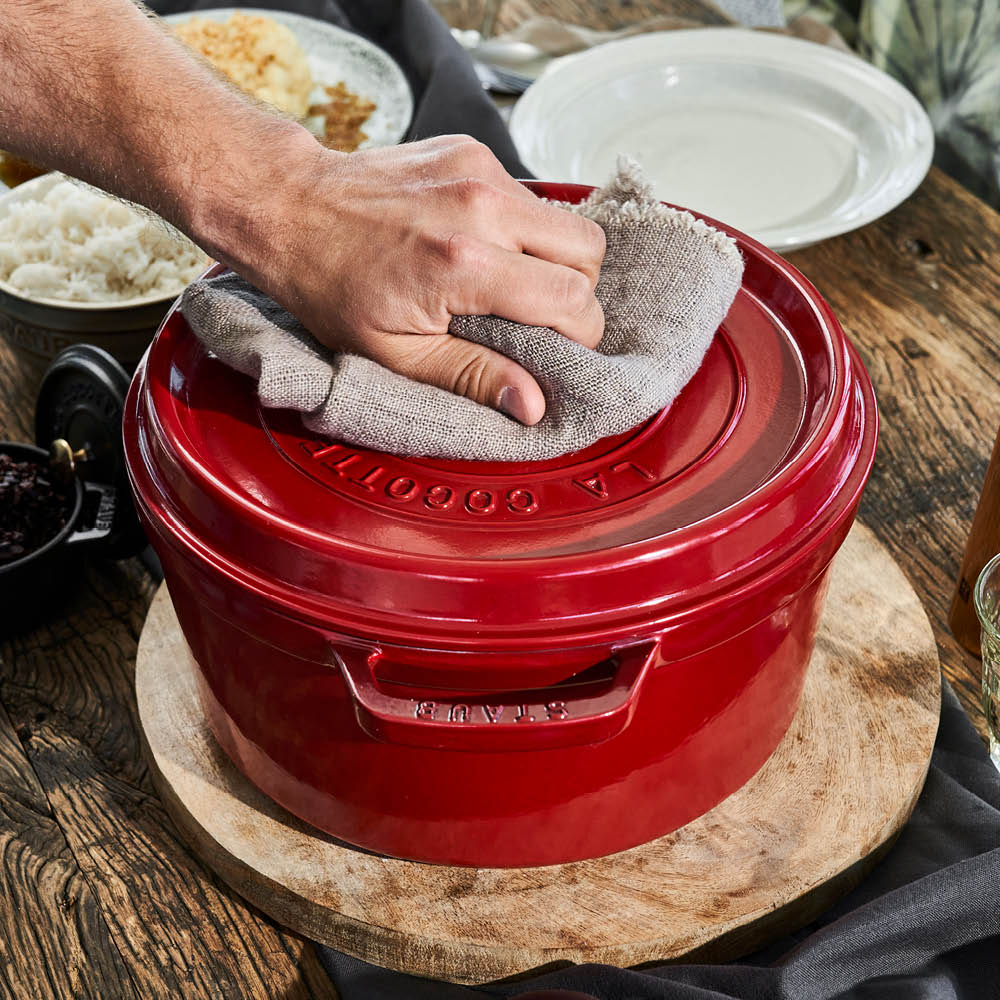 https://www.zwilling.com/on/demandware.static/-/Sites-zwilling-de-Library/default/dw7229024d/images/product-content/masonry-content/staub/cast-iron/cocotte/40509-852-0_Product_In_Use_OS_750x750_3.jpg