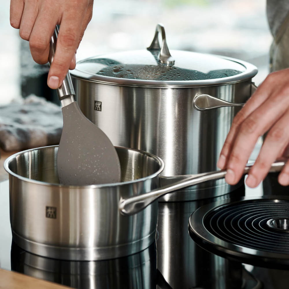 https://www.zwilling.com/on/demandware.static/-/Sites-zwilling-es-Library/default/dw6142038e/images/product-content/masonry-content/zwilling/cookware/essence/66220-002-0_Lifestyle_Image_Product_OS_750x750_3.jpg