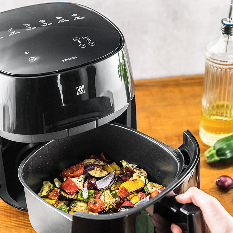 https://www.zwilling.com/on/demandware.static/-/Sites-zwilling-es-Library/default/dwfc5e8b3a/images/product-content/masonry-content/zwilling/electrics/pdp-masonry-content-zwilling-airfryer-outer2.jpg