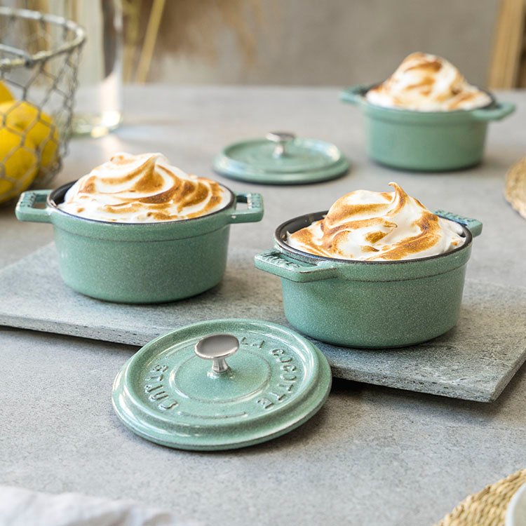 https://www.zwilling.com/on/demandware.static/-/Sites-zwilling-fr-Library/default/dw45507550/images/product-content/masonry-content/staub/staub-mini-cocotte-10cm-outer-content4.jpg