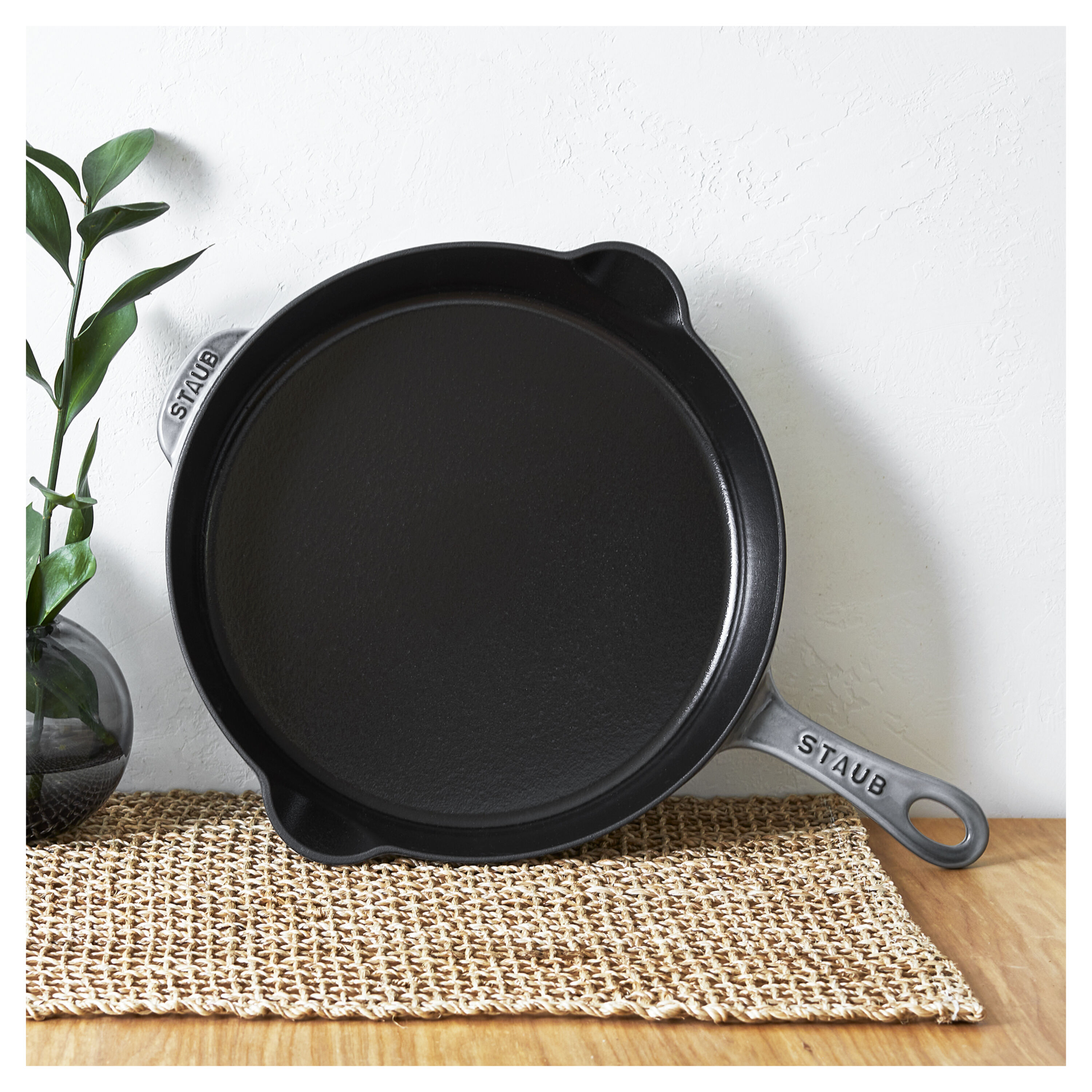 新品 STAUB 28 cm SAUTÉ PAN Buy Staub Pans Frying pan traditional | ZWILLING.COM