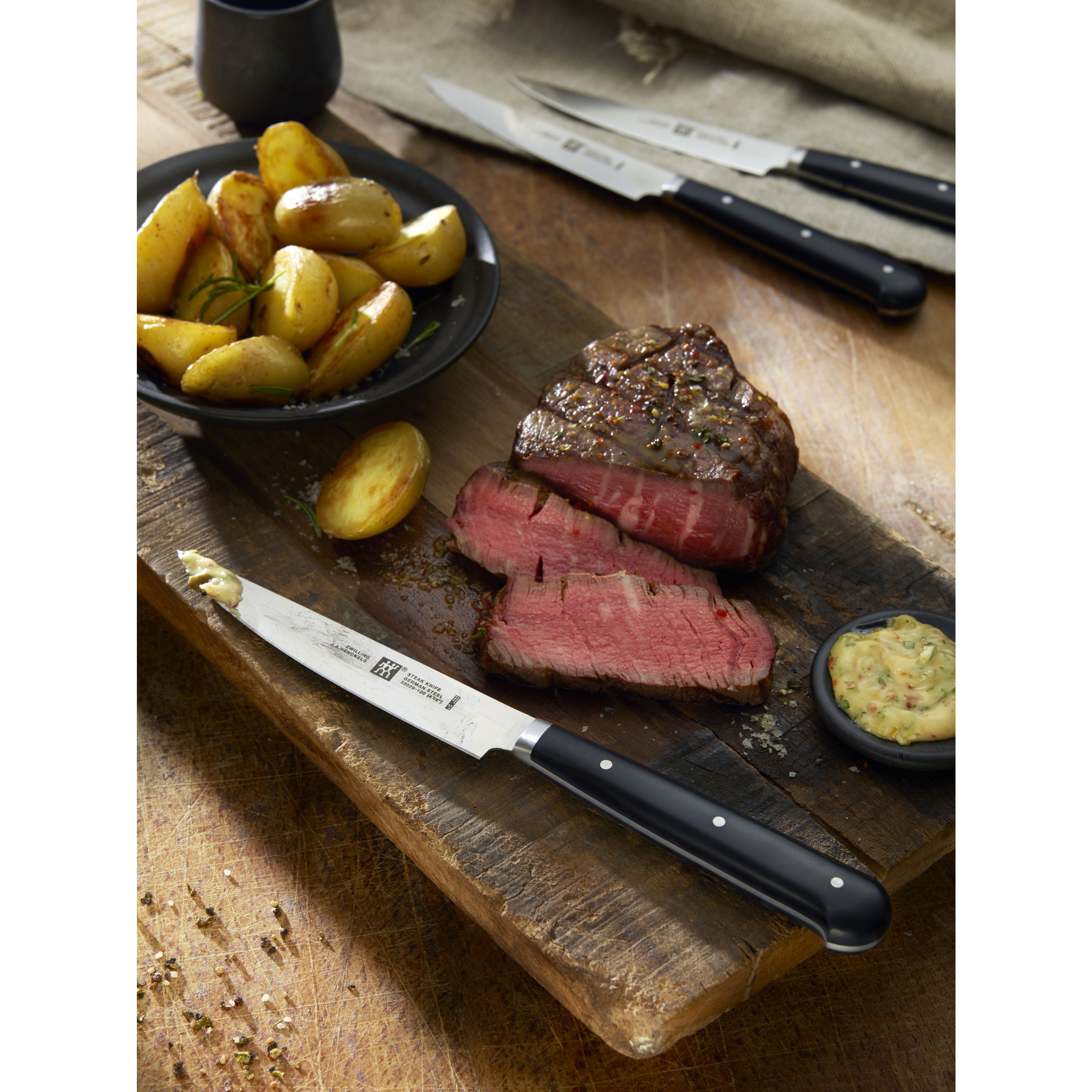 ZWILLING J.A. Henckels Zwilling 4-piece Steakhouse Steak Knife Set with  Storage Case & Reviews