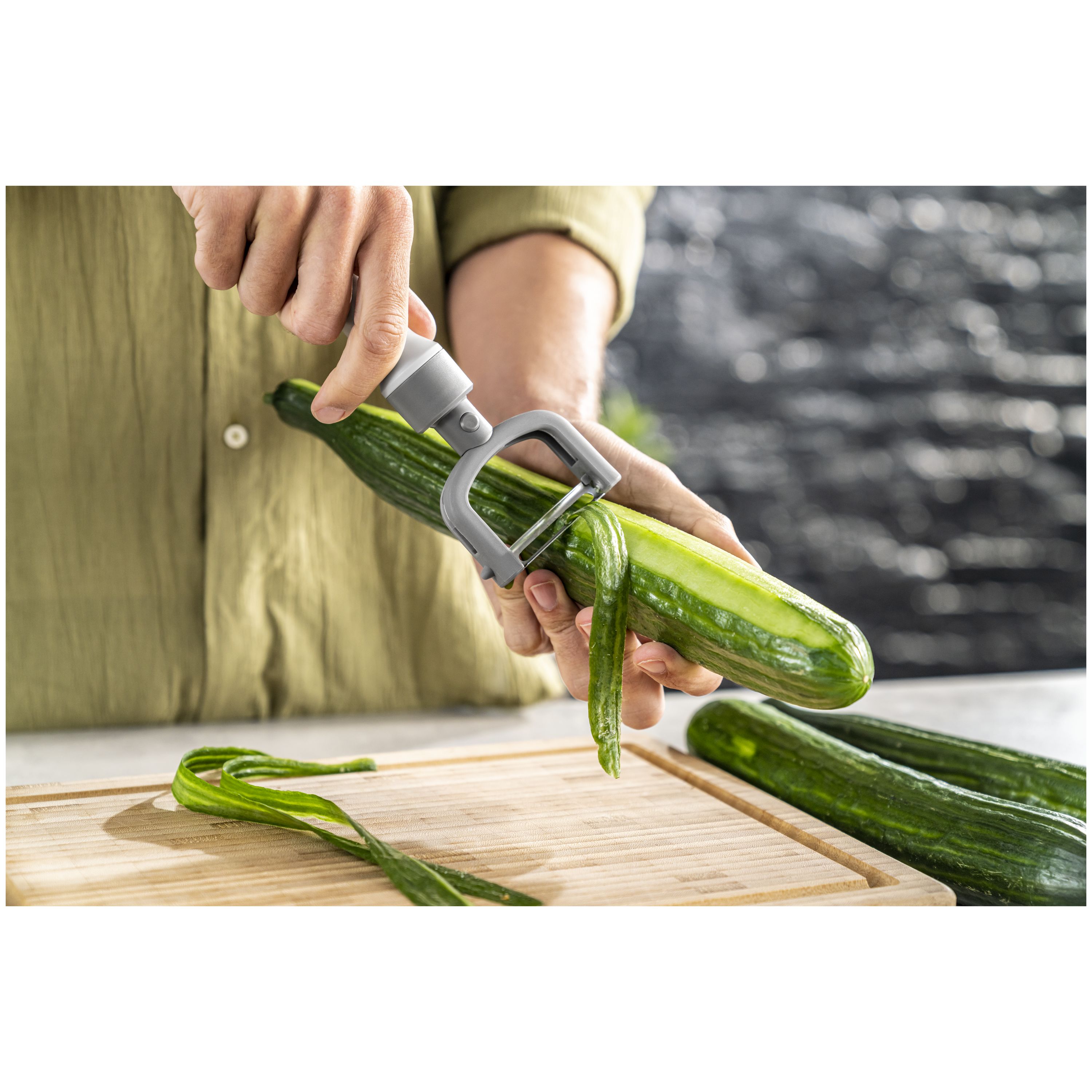 Self-Sharpening Vegetable Peeler