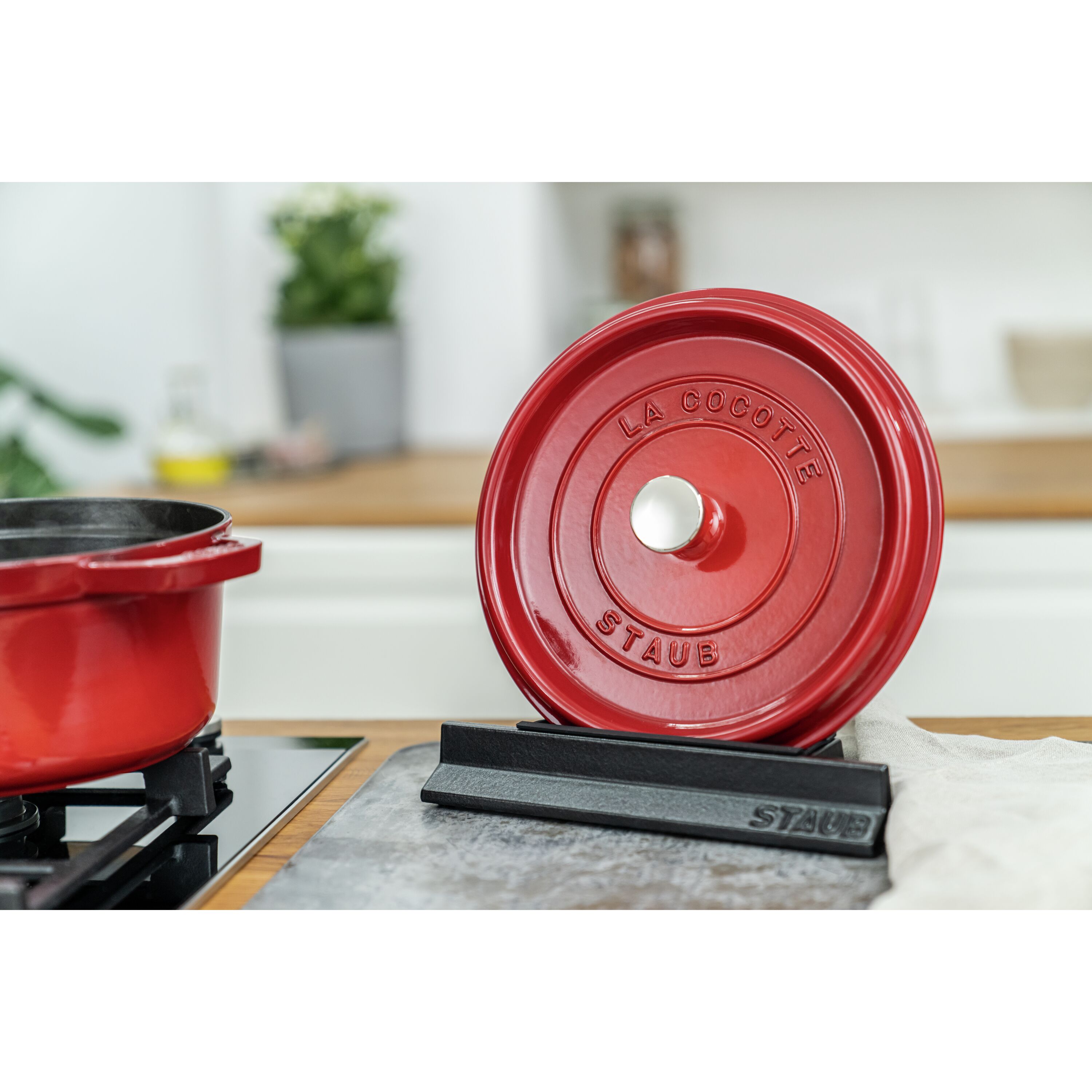 Staub 蓋置き リッドホルダーLid Holder 黒 Amazon.com - Staub 40511-364-0 Lid Holder, for 20-33 cm lids, Black