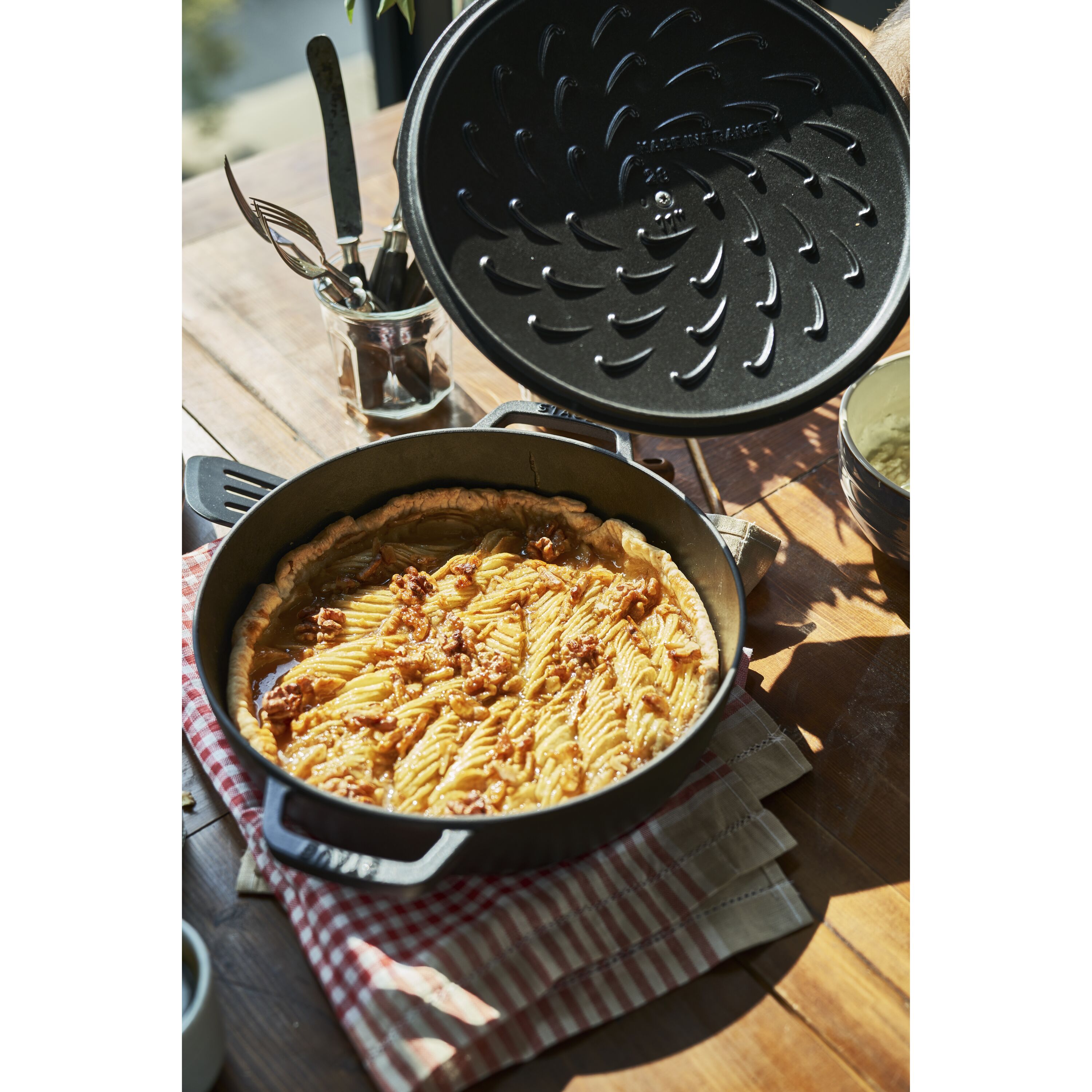  Staub Braiser 40511-477 Braiser Saute Pan, 9.4 inches (24 cm),  Double Handed, Cast Iron, Enameled Pot, Shallow Type, Sukiyaki, Induction  Compatible, Japanese Product : Home & Kitchen