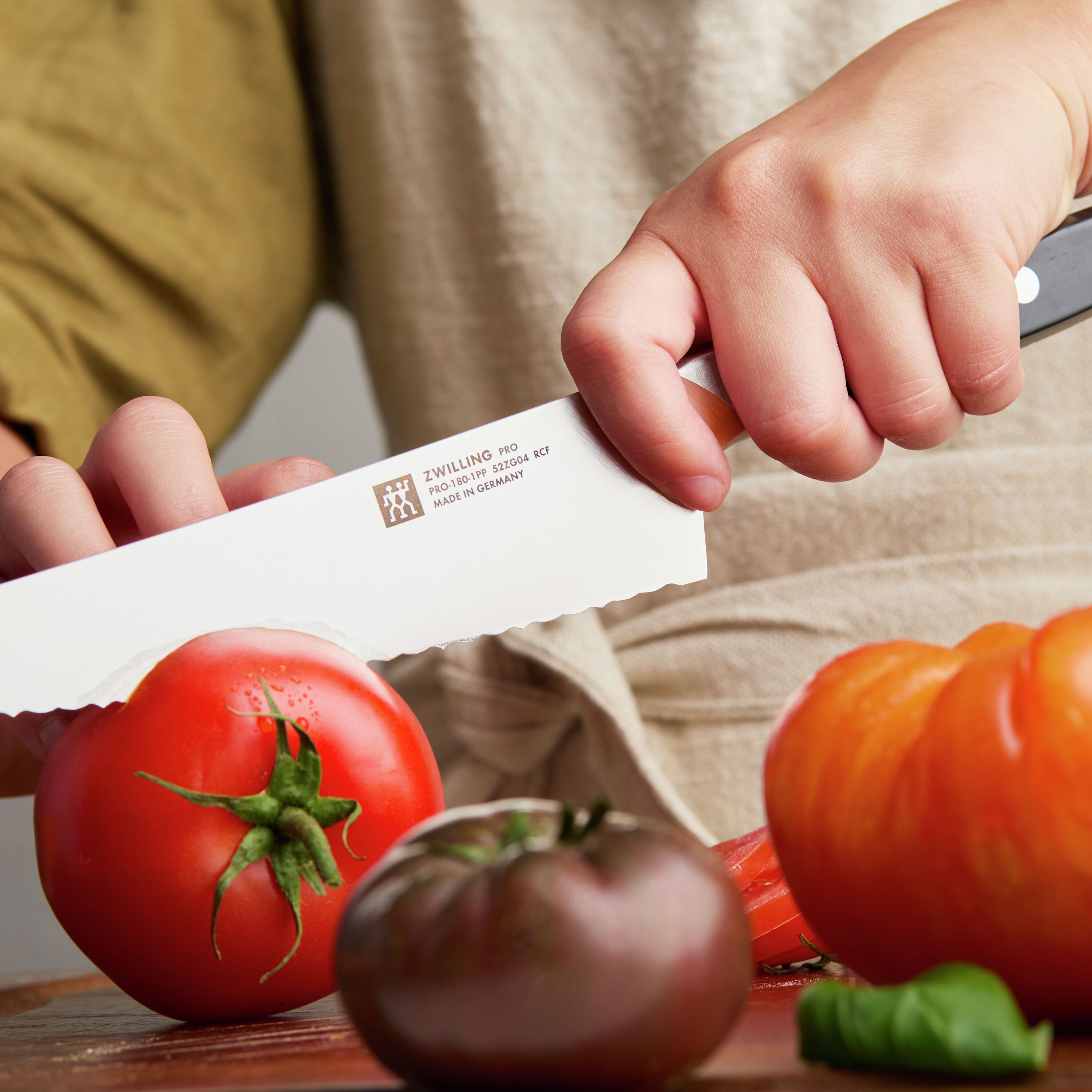 Buy ZWILLING Pro Chef's knife compact | ZWILLING.COM