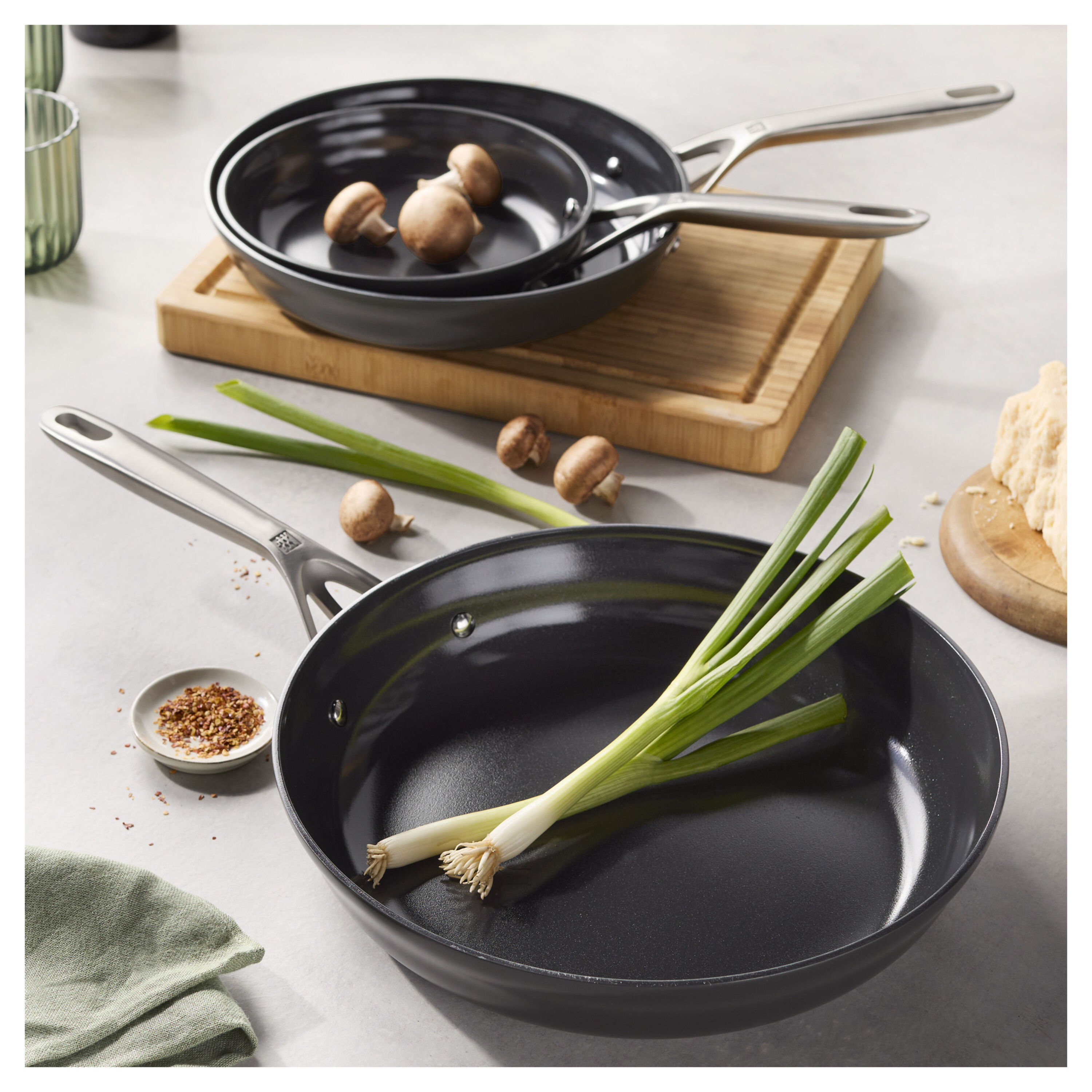 Buy ZWILLING Motion Ceramic Frying pan set | ZWILLING.COM