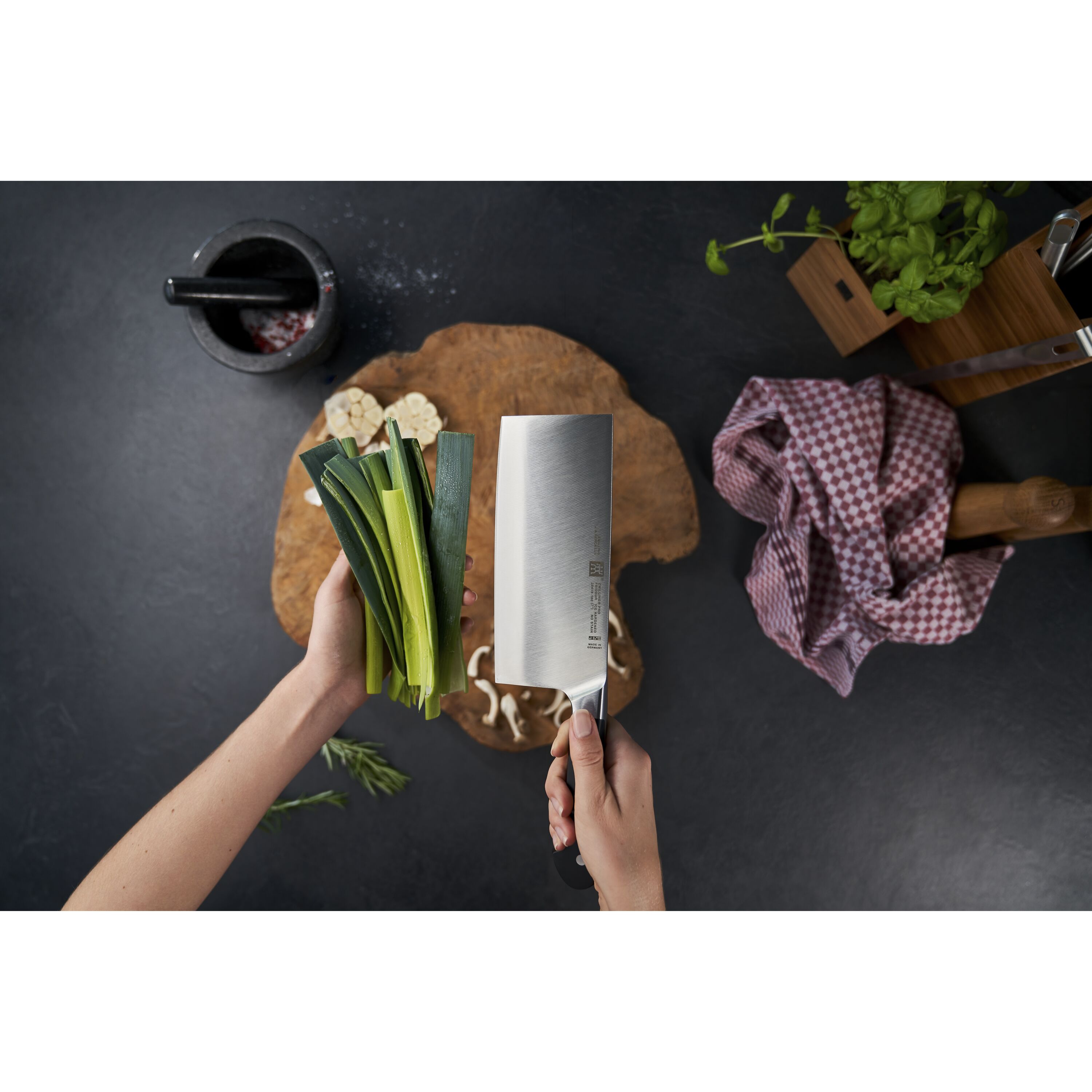 Buy ZWILLING Pro Chinese chef's knife | ZWILLING.COM