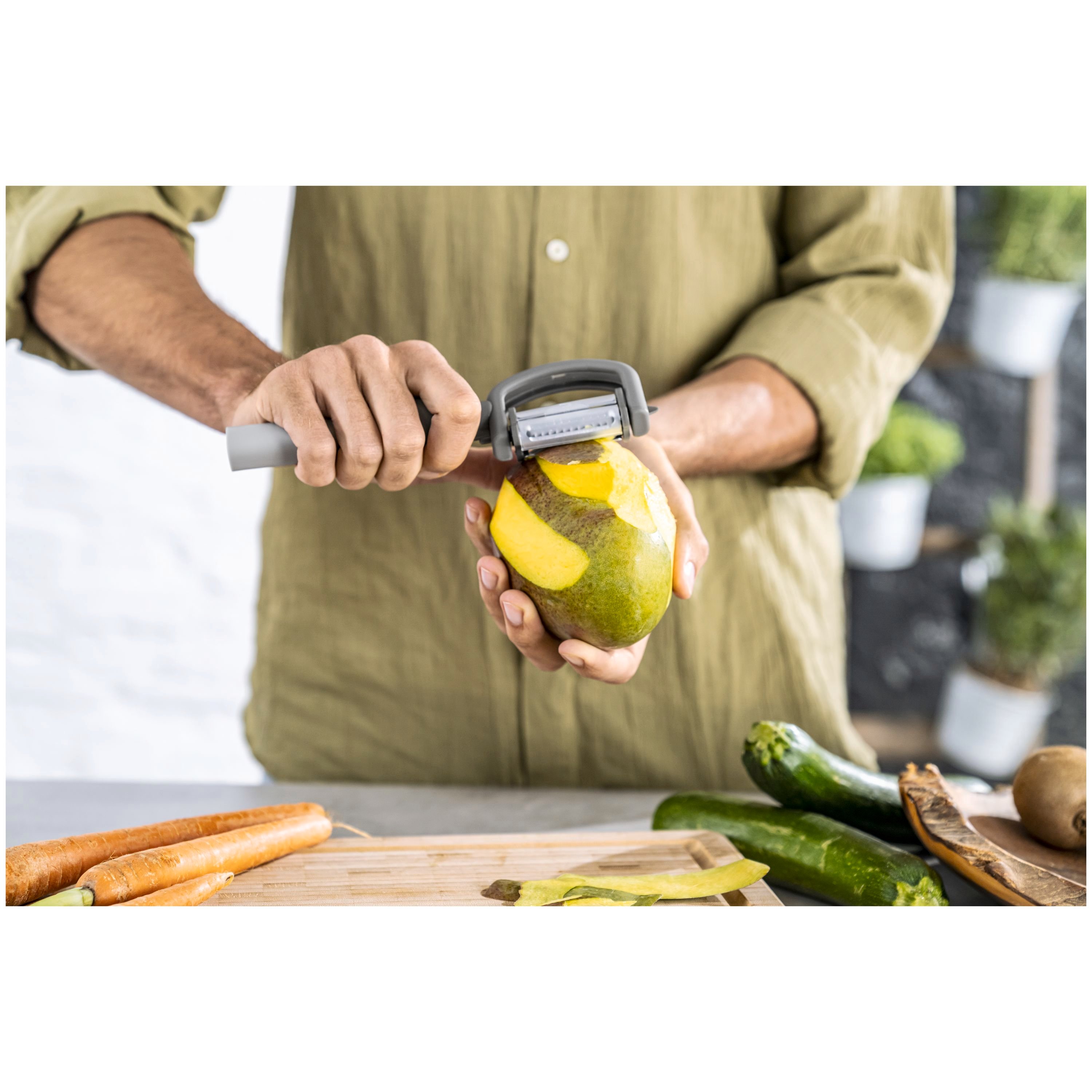 Pampered Chef Vegetable Peeler. Makes any peeling job go quick and eas