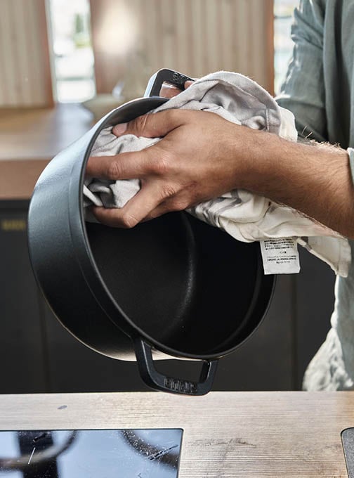 This is how you clean your STAUB cookware correctly: