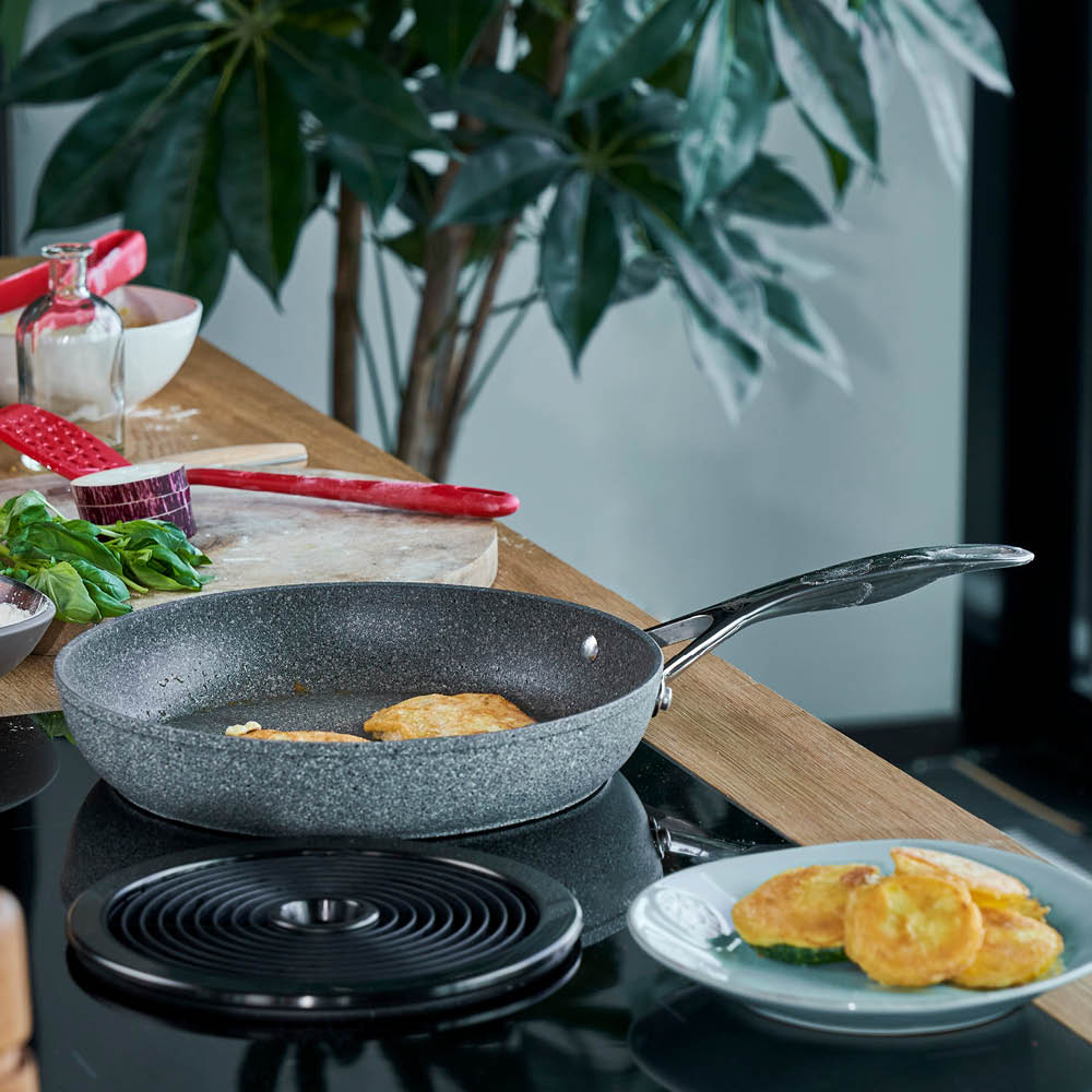 https://www.zwilling.com/on/demandware.static/-/Sites-zwilling-uk-Library/default/dw80858b64/images/product-content/masonry-content/ballarini/cookware/salina/75002-822-0_Lifestyle_Image_Product_OS_750x750_1.jpg
