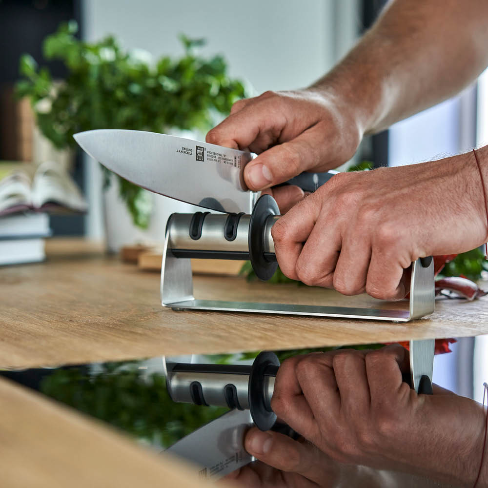 https://www.zwilling.com/on/demandware.static/-/Sites-zwilling-uk-Library/default/dw97dfd38e/images/product-content/masonry-content/zwilling/cutlery/knife-sharpener/32601-000-0_Product_In_Use_OS_750x750_1.jpg